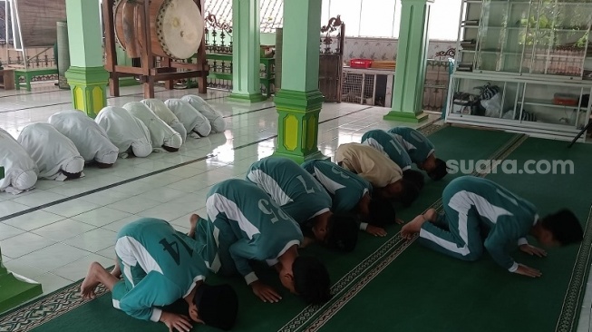 Materi pelajaran pembiasaan ibadah harian di MI Ma’arif Dukun, Kecamatan Dukun, Magelang. (Dok. MI Ma’arif Dukun).