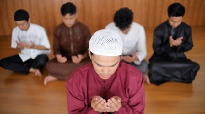7 Pelajaran Berharga dari Buya Yahya tentang Adab Berdoa