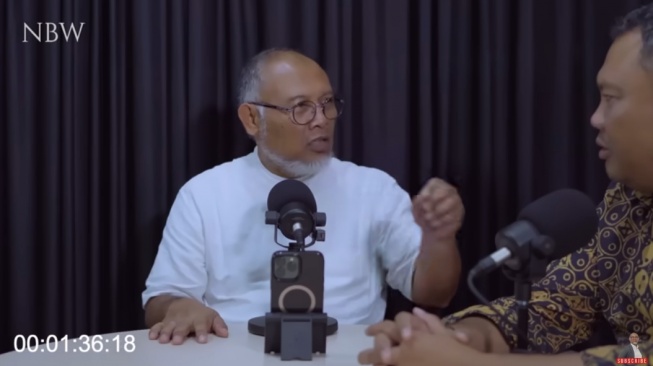 Podcast terbaru Bambang Widjojanto yang mengundang Pengamat Politik Hendri Satrio. [YouTube]