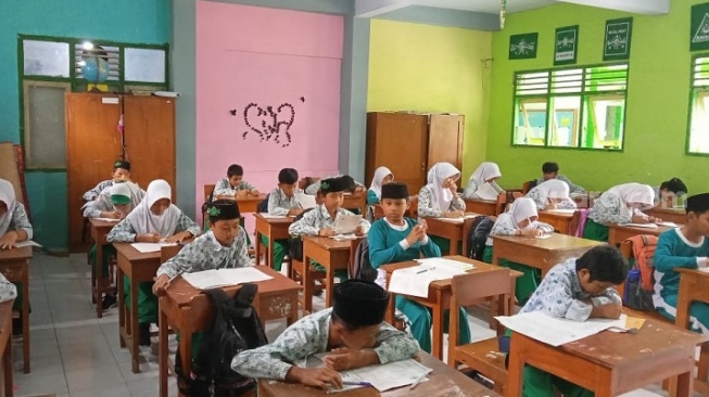 Kegiatan belajar di MI Ma’arif Dukun, Kecamatan Dukun, Magelang menggunakan teknologi multi media. (Dok. MI Ma’arif Dukun).