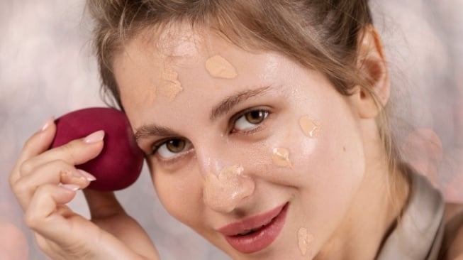 4 Rekomendasi Foundation Lokal Anti Longsor: Makeup Flawless Seharian, Harga Aman di Kantong!