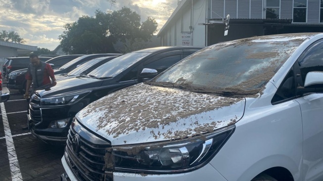 Mobil korban banjir di Mataram, Nusa Tenggara Barat [Suara.com/Buniamin] 