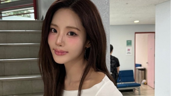 Summer Vibes! 4 Gaya Simpel dan Modis Park Jiwon FROMIS 9 untuk Musim Panas