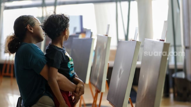Anak-anak melihat pameran astronomi di planetarium mini, kawasan Taman Ismail Marzuki, Jakarta, Selasa (8/7/2025). [Suara.com/Alfian Winanto]