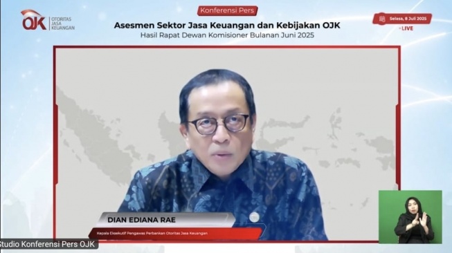 Kepala Eksekutif Pengawas Perbankan OJK, Dian Ediana Rae dalam RDK secara virtual, Selasa (8/7/2025). [Tangkapan layar] 