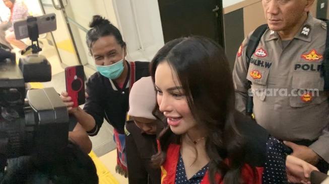 Nikita Mirzani menghadiri sidang lanjutan kasus pemerasan terhadap Reza Gladys di Pengadilan Negeri Jakarta Selatan, Selasa, 8 Juli 2025. [Suara.com/Adiyoga Priyambodo]