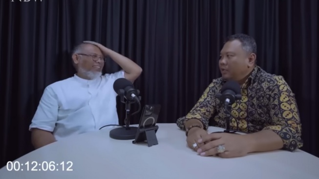 Tangkapan layar video podcast Bambang Widjojanto dan pengamat politik Hendri Satrio. [YouTube]