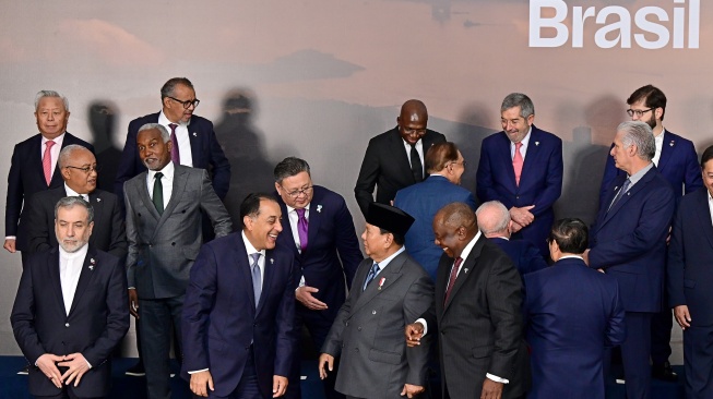 Presiden Prabowo Subianto di jajaran terdepan dalam sesi foto resmi dalam Konferensi Tingkat Tinggi (KTT) BRICS 2025 di Museum of Modern Art (MAM), Rio de Janeiro, Senin (7/7/2025) waktu setempat. [Muchlis Jr - Biro Pers Sekretariat Presiden]