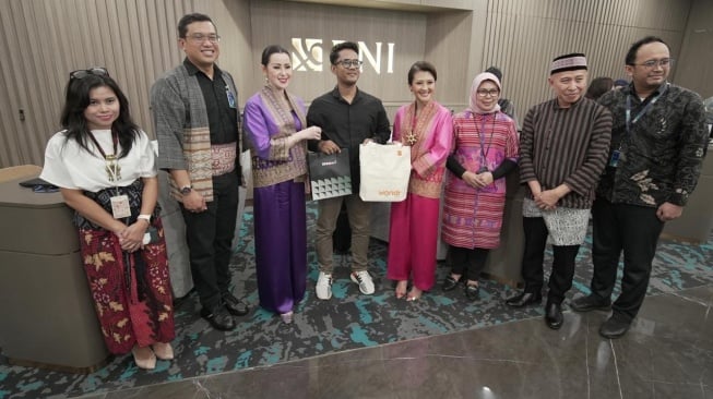 Nuansa hangat juga terlihat saat Wakil Direktur Utama BNI Alexandra Askandar bercengkerama dengan para nasabah (Dok: BNI)