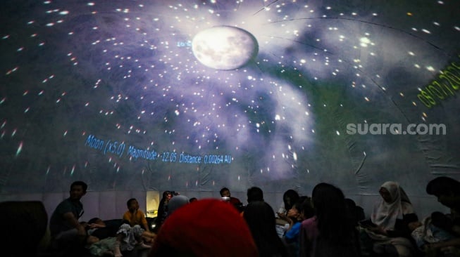 Pengunjung menyaksikan simulasi langit dan penjelasan mengenai astronomi di planetarium mini, kawasan Taman Ismail Marzuki, Jakarta, Selasa (8/7/2025). [Suara.com/Alfian Winanto] 