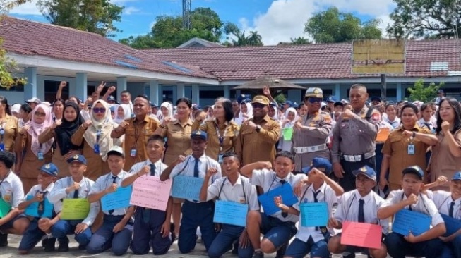 Seragam Sekolah Gratis Dari Sumatera hingga Papua