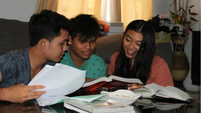 Menunda Mimpi demi Bertahan: Realita Sunyi Mahasiswa 'Sandwich Generation'
