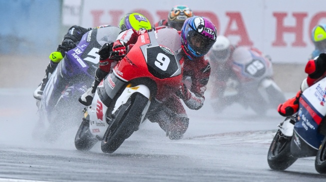 Setelah prestasi gemilang Veda Ega Pratama di Red Bull Rookies Cup (RBRC) Italia, kini giliran M. Kiandra Ramadhipa yang mencatatkan namanya dalam buku sejarah motorsport. (Foto: AHM)
