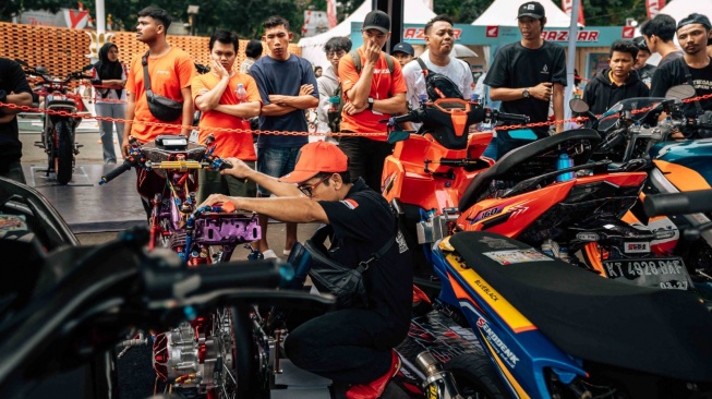 PT Astra Honda Motor (AHM) kembali menggelar ajang modifikasi sepeda motor Honda Modif Contest (HMC) 2025. HMC 2025 menghadirkan Showcase Arena yang dapat dimanfaatkan bagi modifkator yang ingin menampilkan hasil karya modifikasinya dan mengikuti ajang HMC dalam satu hari. (Foto: Astra Honda Motor)