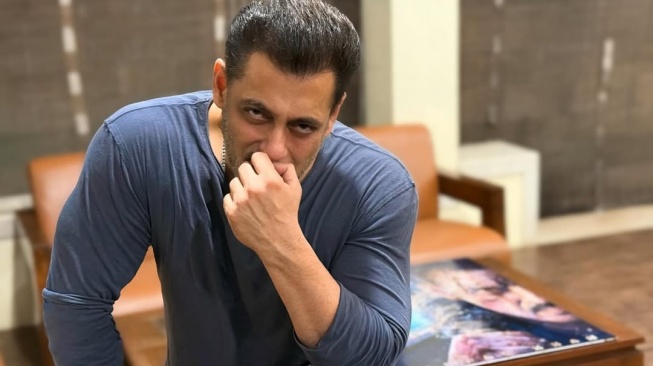 Penampilan terbaru Salman Khan, yang nampak lebih gagah dan tegas membuat penggemarnya semakin kagum. Diduga, penampilan ini dipersiapkan sang aktor untuk proyek film terbarunya berjudul Battle of Galwan. [Instagram]