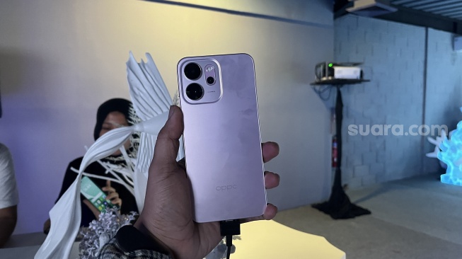 Oppo Reno 14F 5G. [Suara.com/Dicky Prastya]