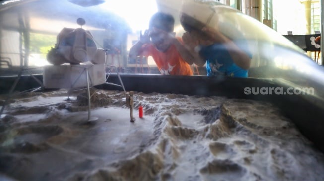 Anak-anak melihat pameran astronomi di planetarium mini, kawasan Taman Ismail Marzuki, Jakarta, Selasa (8/7/2025). [Suara.com/Alfian Winanto]