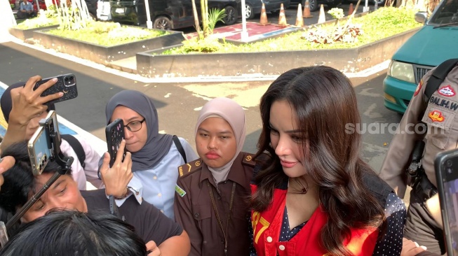 Nikita Mirzani menghadiri sidang lanjutan kasus pemerasan terhadap Reza Gladys di Pengadilan Negeri Jakarta Selatan, Selasa, 8 Juli 2025. [Suara.com/Adiyoga Priyambodo]