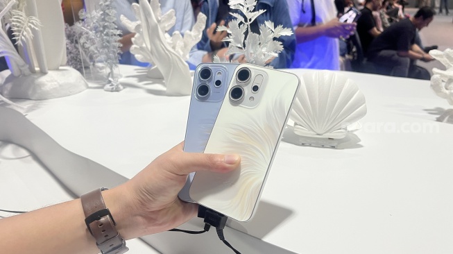 Oppo Reno 14F 5G dan Oppo Reno 14 5G. [Suara.com/Dicky Prastya]