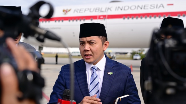 Sekretaris Kabinet Teddy Indra Wijaya mendampingi Presiden Prabowo Subianto bertolak menuju Ibu Kota Brasil, Brasilia, usai mengikuti rangkaian agenda Konferensi Tingkat Tinggi (KTT) BRICS 2025, Senin (7/7/2025). [Muchlis Jr/Biro Pers Sekretariat Presiden] 