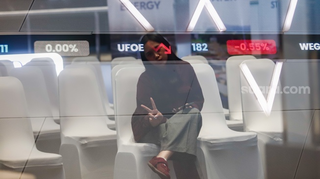 Layar digital menampilkan pergerakan Indeks Harga Saham Gabungan (IHSG) di Bursa Efek Indonesia (BEI), Jakarta, Rabu (9/7/2025). [Suara.com/Alfian Winanto]