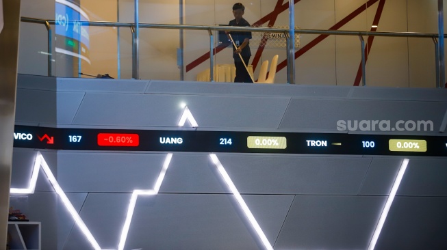 Layar digital menampilkan pergerakan Indeks Harga Saham Gabungan (IHSG) di Bursa Efek Indonesia (BEI), Jakarta, Rabu (9/7/2025). [Suara.com/Alfian Winanto]