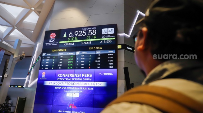 Layar digital menampilkan pergerakan Indeks Harga Saham Gabungan (IHSG) di Bursa Efek Indonesia (BEI), Jakarta, Rabu (9/7/2025). [Suara.com/Alfian Winanto]