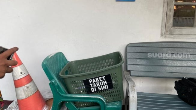 Keranjang bertuliskan "Paket Taruh Disini" terdapat sebuah paket yang ditujukan kepada Arya. (Suara.com/Yaumal)
