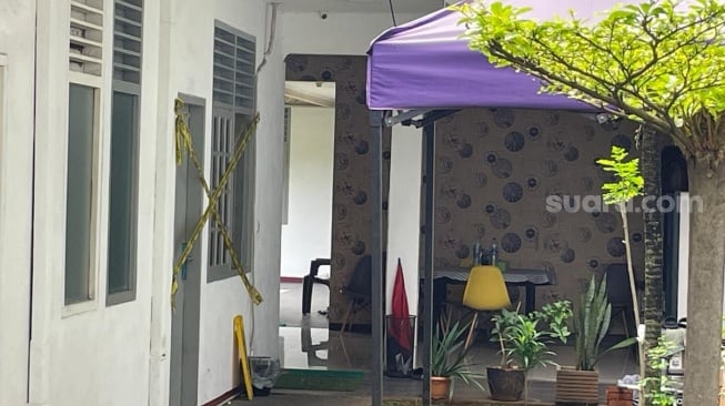 Kamar kos diplomat muda Kementerian Luar Negeri (Kemlu) Arya Daru Pangayunan alias ADP (39) di Menteng, Jakarta Pusat, diberi garis polisi. Rabu (9/7/2025).