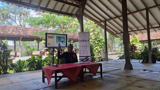 Romo Ing, salah satu narsum dalam acara Gathering Media yang diadakan oleh Biennale Jogja 18 di Kampoeng Mataram pada Rabu (09/07/2025) [Ayu Nabila/ Suara.com]