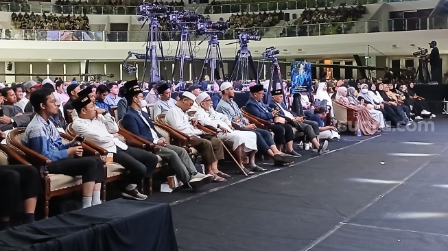 Ribuan peserta hadir di acara ceramah Zakir Naik di Edutorium UMS. (Suara.com/Ari Welianto)