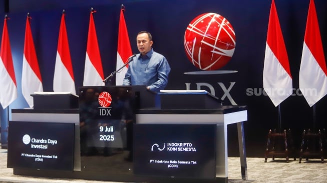 Direktur Utama PT Indokripto Koin Semesta Tbk, Ade Wahyu saat Pencatatan Perdana Saham dengan kode COIN di Bursa Efek Indonesia, Jakarta, Rabu (9/7/2025). [Suara.com/Alfian Winanto]
