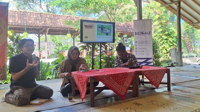 Lia dan Amos, salah dua narsum dalam Gathering Media yang diadakan oleh Biennale Jogja 18 di Kampoeng Mataram pada Rabu (09/07/2025) [Ayu Nabila/ Suara.com]