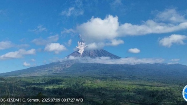 Waspada! Gunung Semeru Erupsi Empat Kali, Warga Diminta Jauhi Kawasan Rawan Bencana