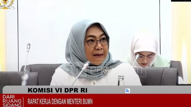 Anggota Komisi VI DPR RI, Sadarestuwati mengadukan kuota hangus Telkomsel kepada Menteri Badan Usaha Milik Negara (BUMN) Erick Thohir saat Rapat Kerja dengan Menteri BUMN RI yang disiarkan di kanal YouTube Komisi VI DPR RI Channel, Rabu (9/7/2025). [Screenshot]