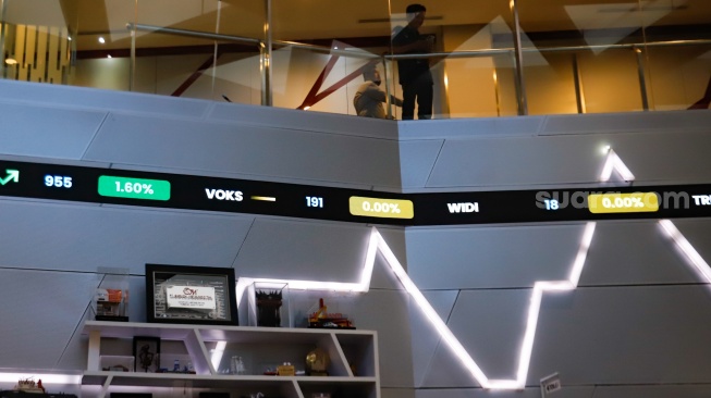 Layar digital menampilkan pergerakan Indeks Harga Saham Gabungan (IHSG) di Bursa Efek Indonesia (BEI), Jakarta, Rabu (9/7/2025). [Suara.com/Alfian Winanto]