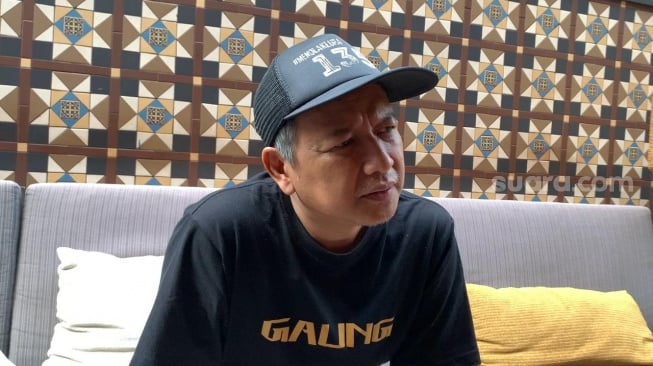 Vokalis Efek Rumah Kaca, Cholil Mahmud dalam sebuah wawancara di kawasan Kemang, Jakarta, Selasa, 8 Juli 2025. [Suara.com/Adiyoga Priyambodo]