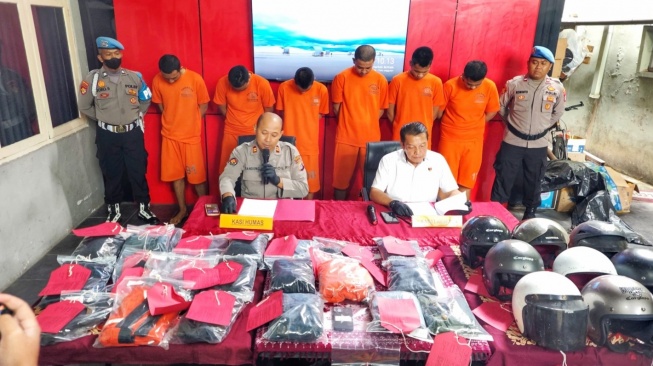 Janjian Tawuran Subuh, Geng V vs M Bikin Geger Lowanu, 10 Ditangkap, Celurit-Pedang Jadi Bukti