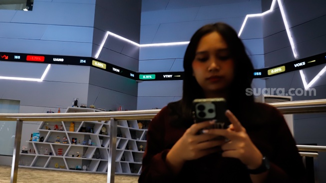 Layar digital menampilkan pergerakan Indeks Harga Saham Gabungan (IHSG) di Bursa Efek Indonesia (BEI), Jakarta, Rabu (9/7/2025). [Suara.com/Alfian Winanto]