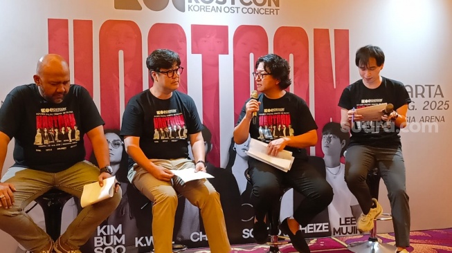 CEO Kelebirty Worldwide, David Shin, Director Korean Management Federation (KMF), Myunggil Lee dan dan CEO TMC Indonesia, Aulia Mahariza saat Konferensi pers jelang KOSTCON 2025 di Ritz-Carlton, Kuningan, Jakarta Selatan pada Rabu, 8 Juli 2025. [Suara.com/Rena Pangesti]