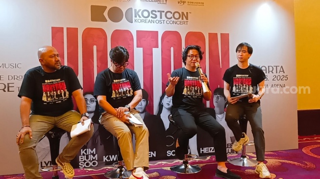 CEO Kelebirty Worldwide, David Shin, Director Korean Management Federation (KMF), Myunggil Lee dan dan CEO TMC Indonesia, Aulia Mahariza saat Konferensi pers jelang KOSTCON 2025 di Ritz-Carlton, Kuningan, Jakarta Selatan pada Rabu, 8 Juli 2025. [Suara.com/Rena Pangesti]