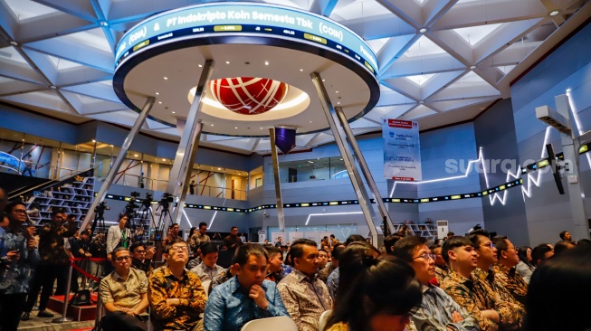 Tampilan layar saham PT Indokripto Koin Semesta Tbk usai Pencatatan Perdana Saham dengan kode COIN di Bursa Efek Indonesia, Jakarta, Rabu (9/7/2025). [Suara.com/Alfian Winanto]