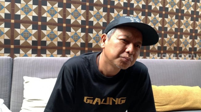 Vokalis Efek Rumah Kaca, Cholil Mahmud dalam sebuah wawancara di kawasan Kemang, Jakarta, Selasa, 8 Juli 2025. [Suara.com/Adiyoga Priyambodo]
