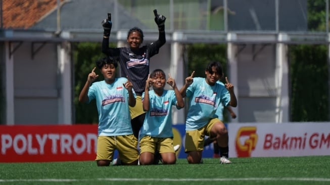 Selebrasi penggawa tim All Stars Yogyakarta usai berhasil mencetak gol di pertandingan babak penyisihan Grup D HYDROPLUS Piala Pertiwi U14 & U16 2025 All Stars yang berlangsung di Supersoccer Arena, Kudus, Jawa Tengah, Rabu (9/7). [Dok. Istimewa]