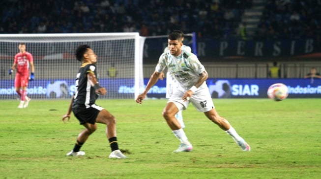 Gelandang Persib, Berguinho, saat pertandingan menghadapi Dewa United di Piala Presiden 2025.[Suara.com/Rahman]