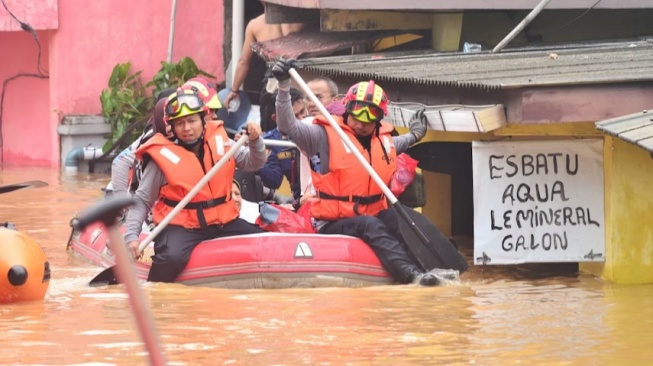 Mitigasi Banjir Jakarta: Benahi Hulu atau Keruk Hilir? Ini Perang Logika Para Pemimpin