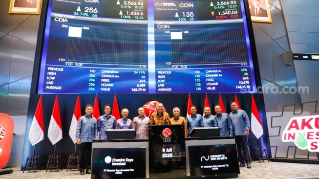 Jajaran Direksi PT Indokripto Koin Semesta Tbk saat Pencatatan Perdana Saham dengan kode COIN di Bursa Efek Indonesia, Jakarta, Rabu (9/7/2025). [Suara.com/Alfian Winanto]