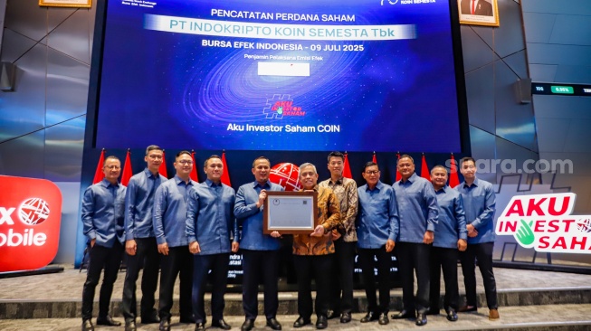 Jajaran Direksi PT Indokripto Koin Semesta Tbk saat Pencatatan Perdana Saham dengan kode COIN di Bursa Efek Indonesia, Jakarta, Rabu (9/7/2025). [Suara.com/Alfian Winanto]