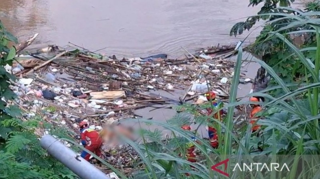 Penemuan mayat tanpa kepala diduga berjenis kelamin laki-laki di Kali Ciliwung, Jalan Rawajati Timur III, Pancoran, Jakarta Selatan, Rabu (9/7/2025). ANTARA/Luthfia Miranda Putri.