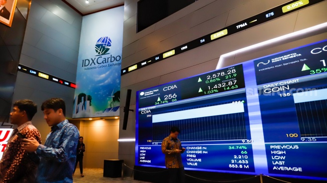 Layar digital menampilkan pergerakan Indeks Harga Saham Gabungan (IHSG) di Bursa Efek Indonesia (BEI), Jakarta, Rabu (9/7/2025). [Suara.com/Alfian Winanto]